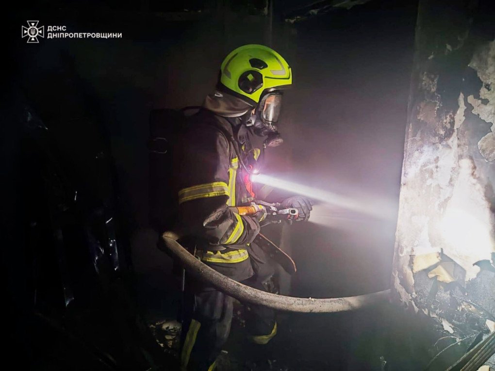 Un bombero trabaja dentro de un edificio dañado en la región de Dnipropetrovsk tras el ataque ruso del 2 de junio de 2026. La región sufrió muertos, heridos, incendios y daños en edificios residenciales. (Fuente: DSNS Dnipropetrovsk) Bombero trabaja en el interior de un edificio dañado por el ataque ruso en la región de Dnipropetrovsk.