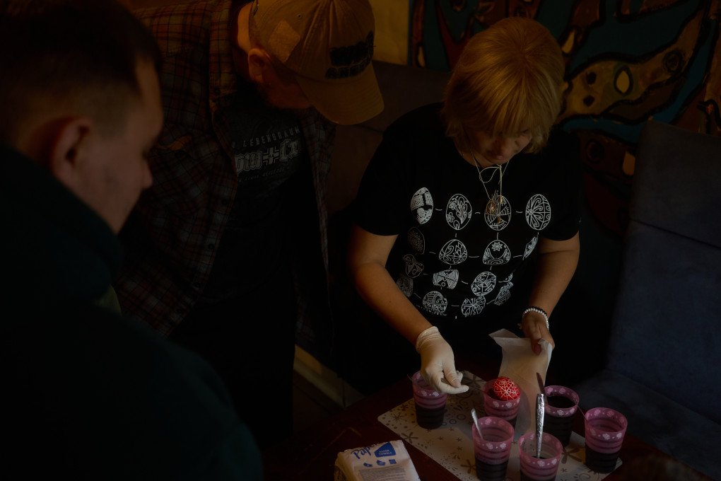 Oksana Tsybukh shares that the participants were fully immersed in the process, and it allowed them to ground themselves. Photo: Josh Olley/ UNITED24 Media