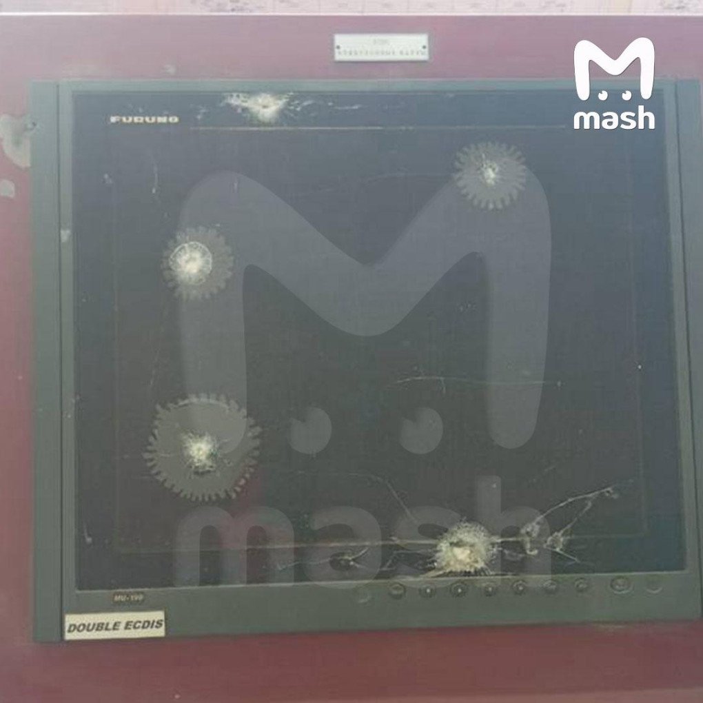 Un monitor de navegación marcado como "ECDIS DOBLE" muestra múltiples agujeros de metralla o similares a balas, lo que afecta su funcionamiento. (Fuente: Mash) Un monitor de navegación marcado como "ECDIS DOBLE" muestra múltiples agujeros de metralla o similares a balas, lo que afecta su funcionamiento. (Fuente: Mash)