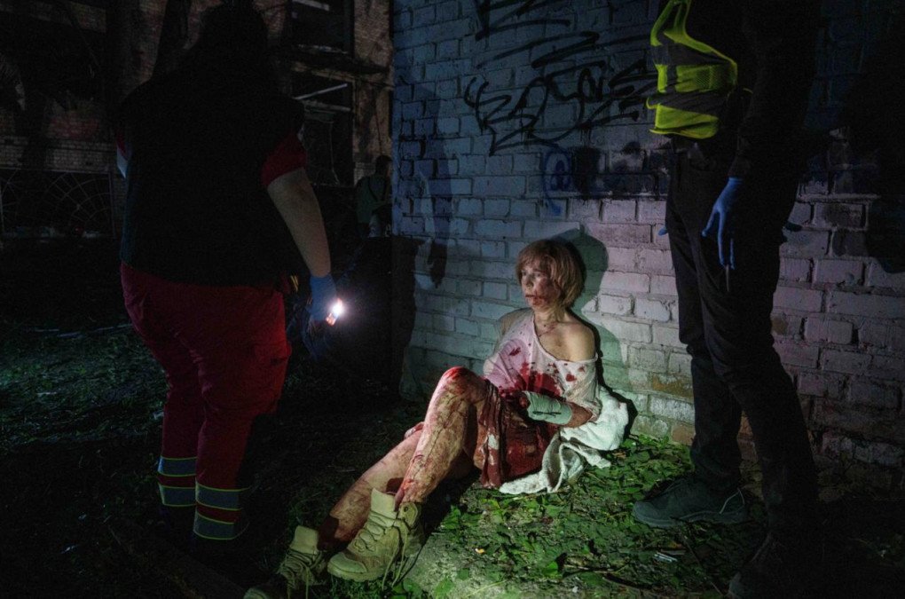 mujer herida Kyiv ataque misiles rusos fotografia Evgeniy Maloletka World Press Photo Ucrania guerra imagen nocturna rescate civiles