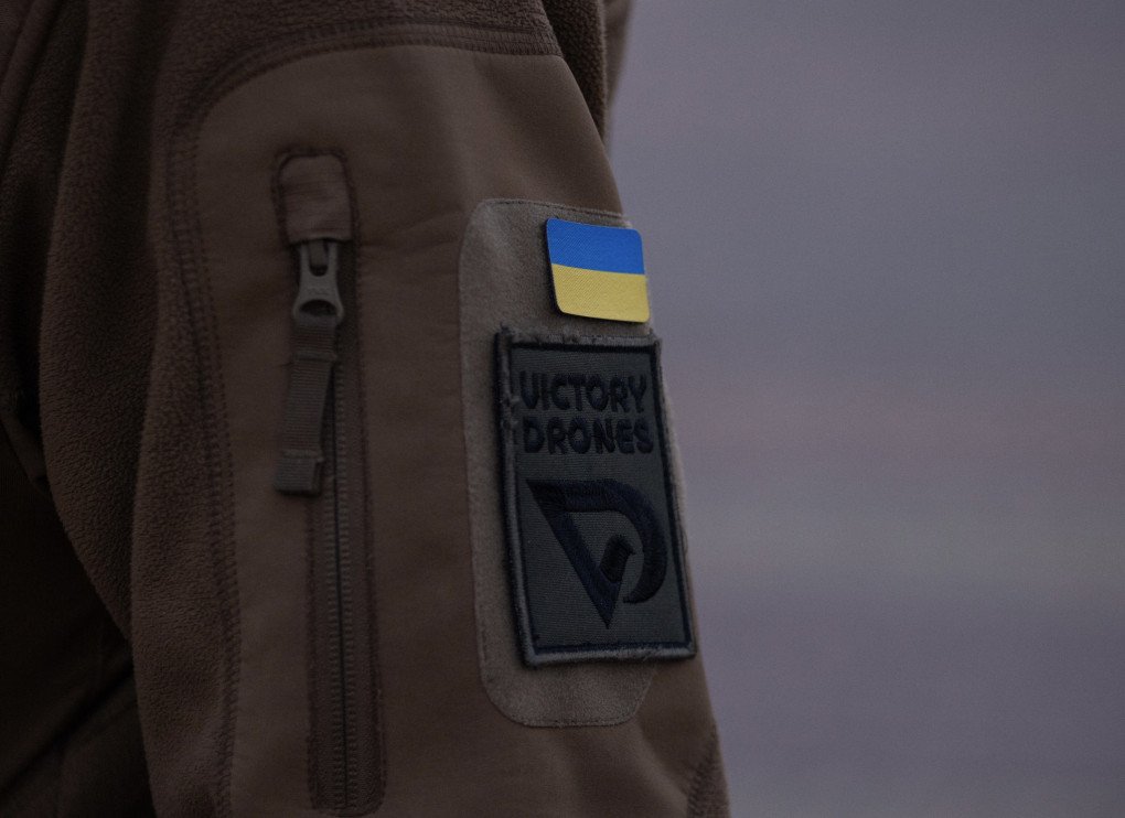 Parche «Victory Drones» en el uniforme de Vadym Adamov (Foto: Louis Beaudemont/UNITED24 Media) Parche «Victory Drones» en el uniforme de Vadym Adamov (Foto: Louis Beaudemont/UNITED24 Media)