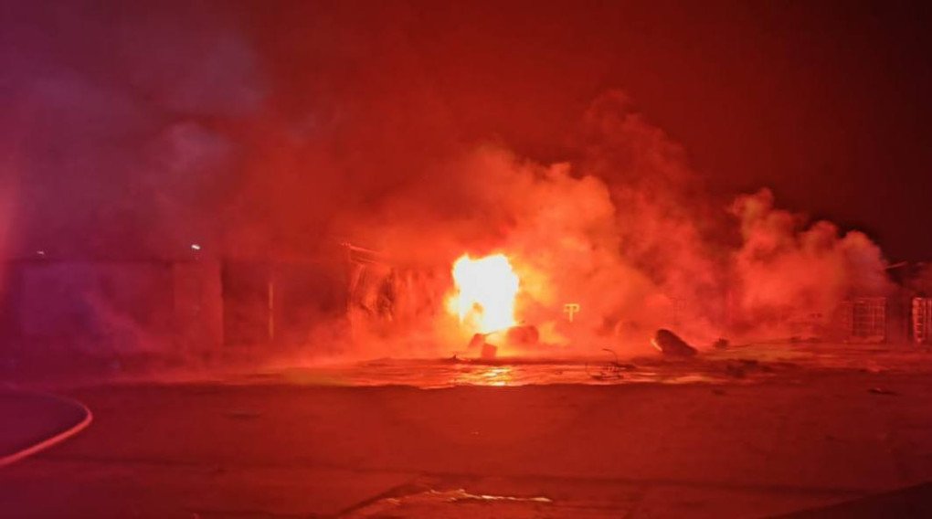 Bomberos trabajando tras un ataque aéreo ruso en Odesa. (Fuente: jefe de la Administración Militar Regional de Odesa, Oleh Kiper)