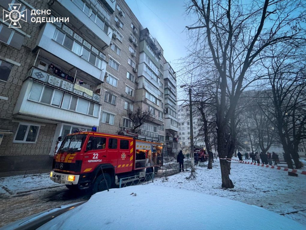 Los equipos de emergencia acudieron al lugar de los hechos en un edificio residencial dañado en la región de Odesa tras un ataque con drones rusos contra infraestructura civil durante la noche. (Foto: Servicio Estatal de Emergencias de Ucrania)