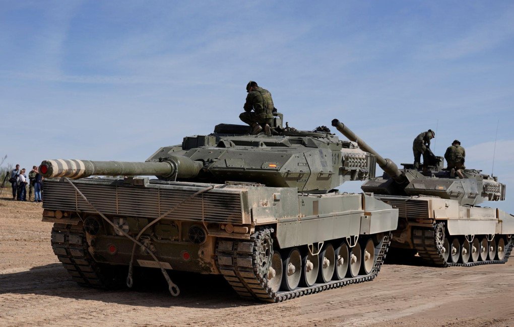 Militares españoles preparan tanques de combate Leopard 2E en la base militar de San Gregorio, Zaragoza, para el adiestramiento de soldados ucranianos.