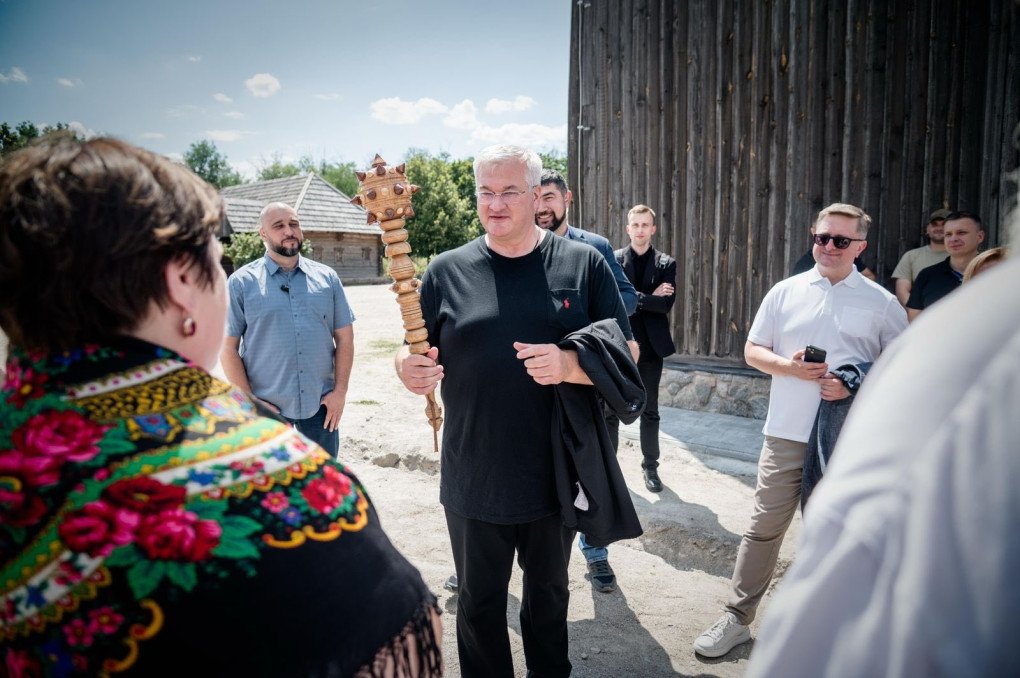 Ukrainian Foreign Minister Andrii Sybiha receives a symbolic mace during a cultural visit in Zaporizhzhia region. July 20, 2025. Ukrainian Foreign Minister Andrii Sybiha receives a symbolic mace during a cultural visit in Zaporizhzhia region. July 20, 2025.
