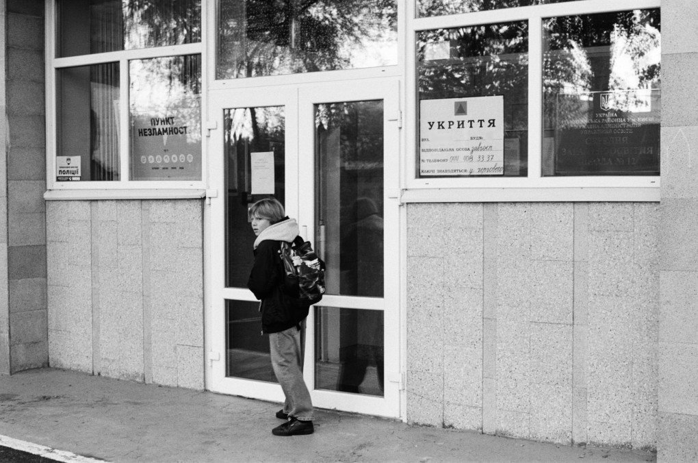 A student walks into the school, passing a sign pointing to the shelter. (Photo: Max Lysenko/UNITED24 Media) A student walks into the school, passing a sign pointing to the shelter. (Photo: Max Lysenko/UNITED24 Media)