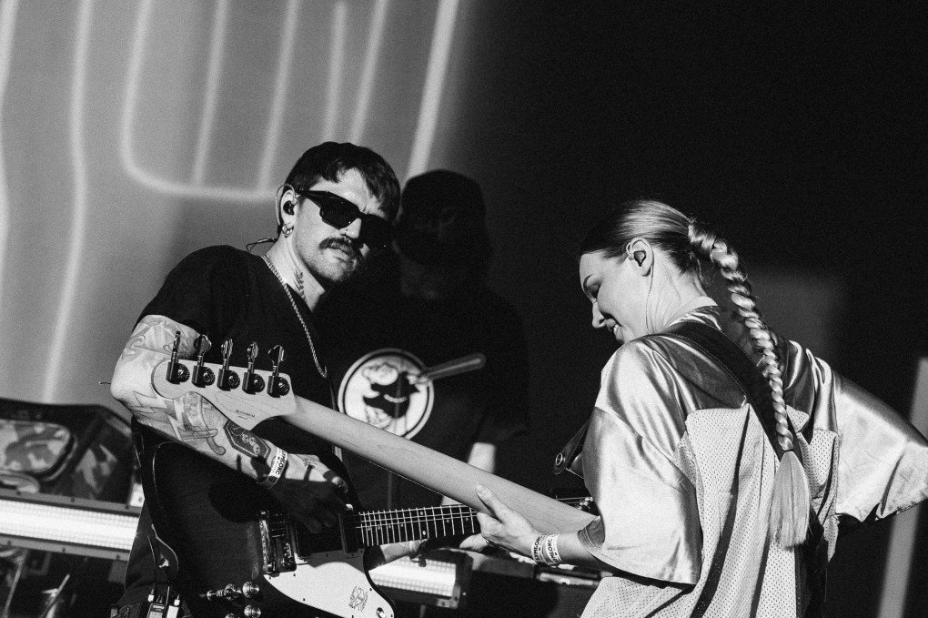 Stanislav Gurenko on guitar and Inna Nevoyt on bass guitar. Kyiv, May 16, 2026 (Photo: Kirai Gigs)