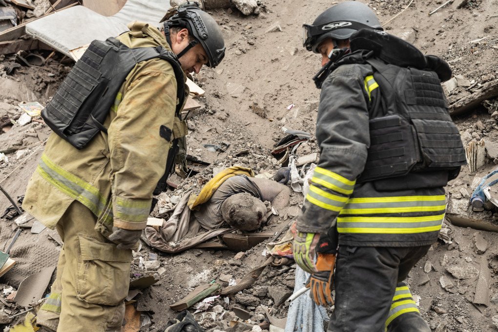 Ukrainian firefighters recover the body of Anatoli Gopka, a colleague from the Ukrainian emergency services, who was killed following a Russian air strike on a residential building in Sloviansk, Ukraine, on 17 October 2026 (Photo: Diego Herrera Carcedo via Getty Images)