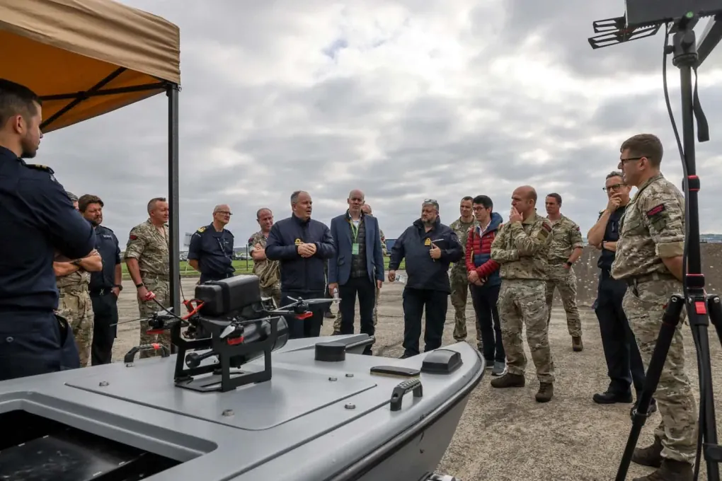 Mantas T12 sea drone equipped with a fiber-optic–guided FPV drone. (Source: Royal Navy Press Service)