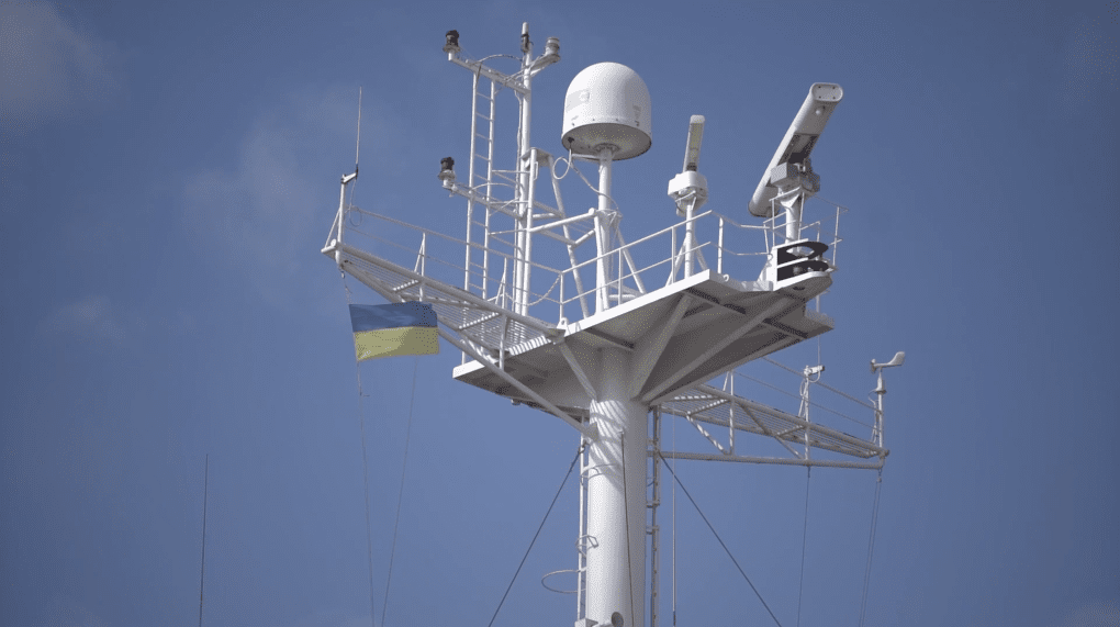 Ukrainian flag on a ship’s radar mast. Photo: Ukrainian Sea Ports Authority (USPA) Ukrainian flag on a ship’s radar mast. Photo: Ukrainian Sea Ports Authority (USPA)