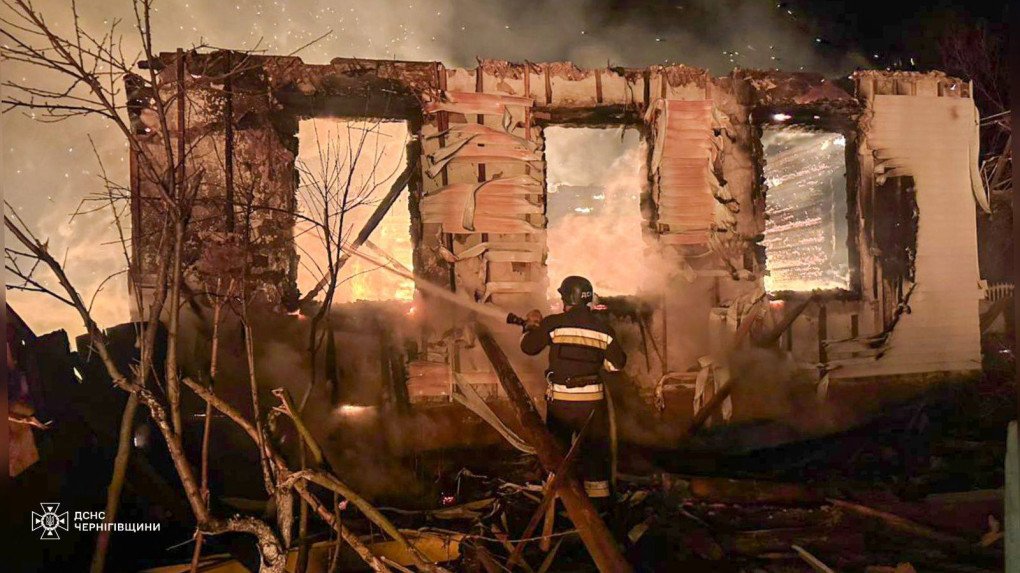 Bomberos ucranianos combaten un incendio entre los restos de una vivienda destruida tras un ataque ruso en la región de Cherníhiv.