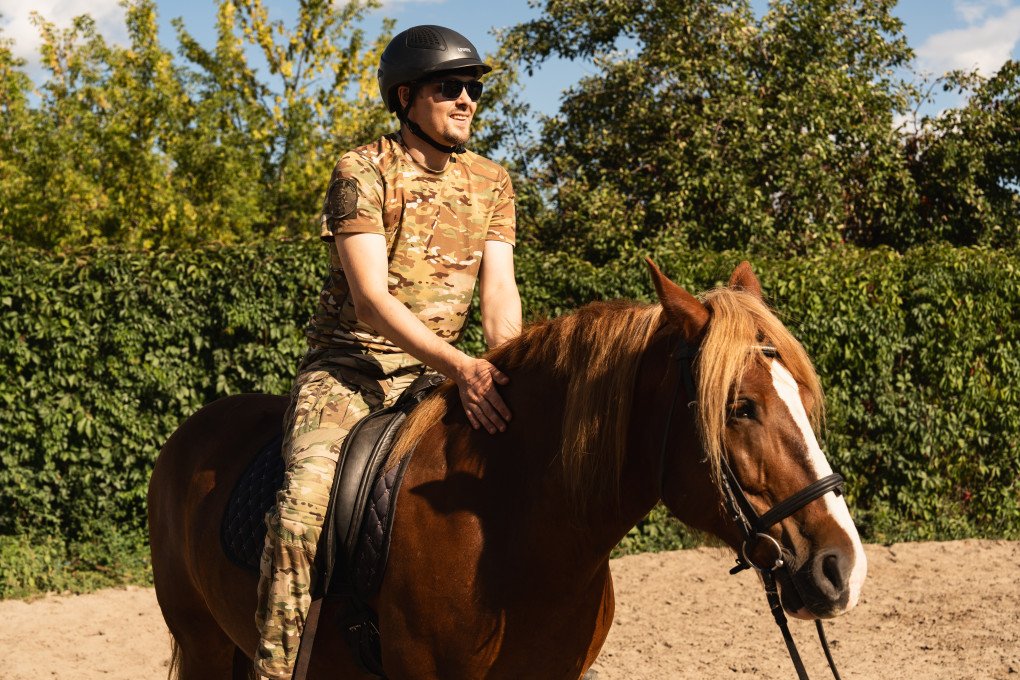 Banderas, a service member with the Rubizh Brigade, steadying his horse during an equine therapy session. September 2026, Kyiv region. (Photo by Nika Lastvika/EquiReHab Ukraine) Banderas, a service member with the Rubizh Brigade, steadying his horse during an equine therapy session. September 2026, Kyiv region. (Photo by Nika Lastvika/EquiReHab Ukraine)