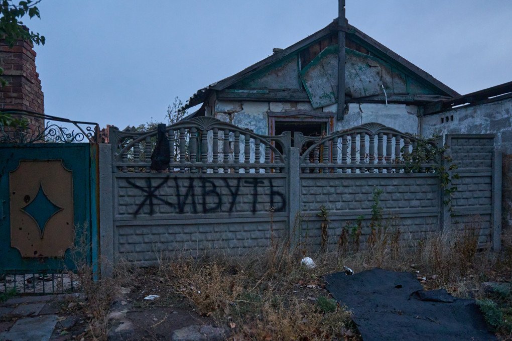 The inscription on the fence reads "Inhabited". Now the house is destroyed. The fate of the residents is unknown. The inscription on the fence reads "Inhabited". Now the house is destroyed. The fate of the residents is unknown.