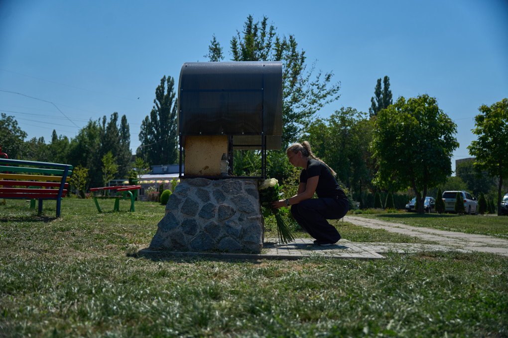 Jannicke Mikkelsen lays flowers in remembrance of all the victims who died following Russia’s ballistic missile attack on April 4, 2025, Kryvyi Rih, Ukraine, August 2026. Photo by Mykyta Shandyba/UNITED24 Media Jannicke Mikkelsen lays flowers in remembrance of all the victims who died following Russia’s ballistic missile attack on April 4, 2025, Kryvyi Rih, Ukraine, August 2026. Photo by Mykyta Shandyba/UNITED24 Media