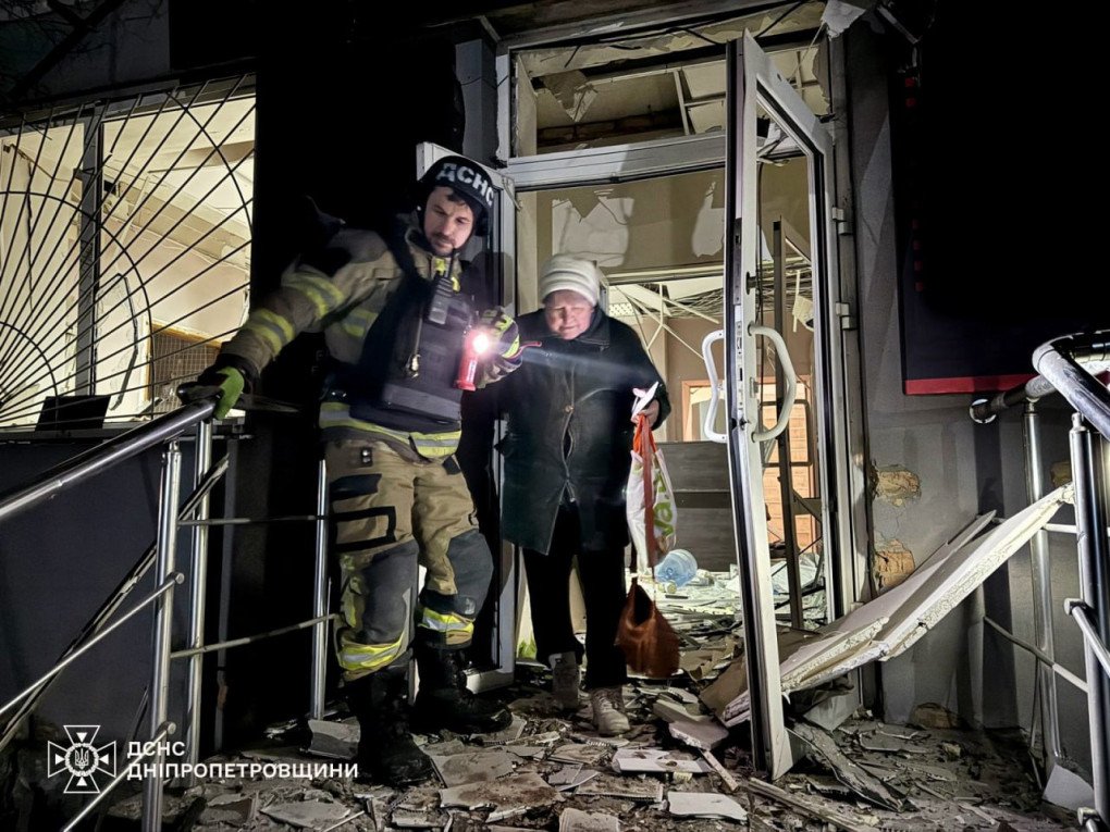 Un rescatista ayuda a evacuar a una anciana de un edificio dañado en Dnipropetrovsk después de que un ataque ruso hiriera a civiles y dañara la infraestructura cercana. (Foto: Servicio Estatal de Emergencias de Ucrania)