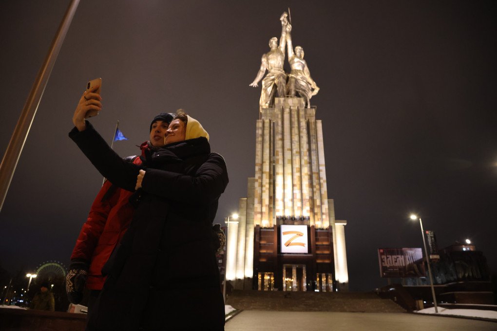 A couple pose for a selfie photo with letter "Z", a symbol of Russian pro-war propaganda and support of the military invasion on Ukraine, installed at the Worker and Kolkhoz Woman Monument on December 31, 2022 in Moscow, Russia. (Photo by Contributor via Getty Images)