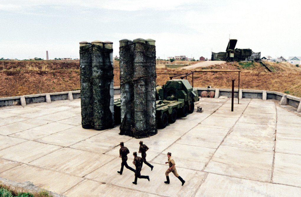 Illustrative image. Ukrainian soldiers rush to the Soviet-made S-300 anti-missile station during their training near the large navy base on the Black Sea, Crimea, on July 2, 1995, in Sevastopol. (Source: Getty Images) Illustrative image. Ukrainian soldiers rush to the Soviet-made S-300 anti-missile station during their training near the large navy base on the Black Sea, Crimea, on July 2, 1995, in Sevastopol. (Source: Getty Images)