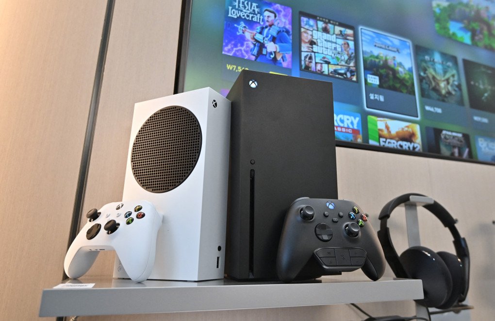Microsoft’s Xbox Series X (black) and Series S (white) gaming consoles are displayed at a flagship store of SK Telecom in Seoul on November 10, 2020. (Source: Getty Images) Microsoft's Xbox Series X (black) and Series S (white) gaming consoles are displayed at a flagship store of SK Telecom in Seoul on November 10, 2020.