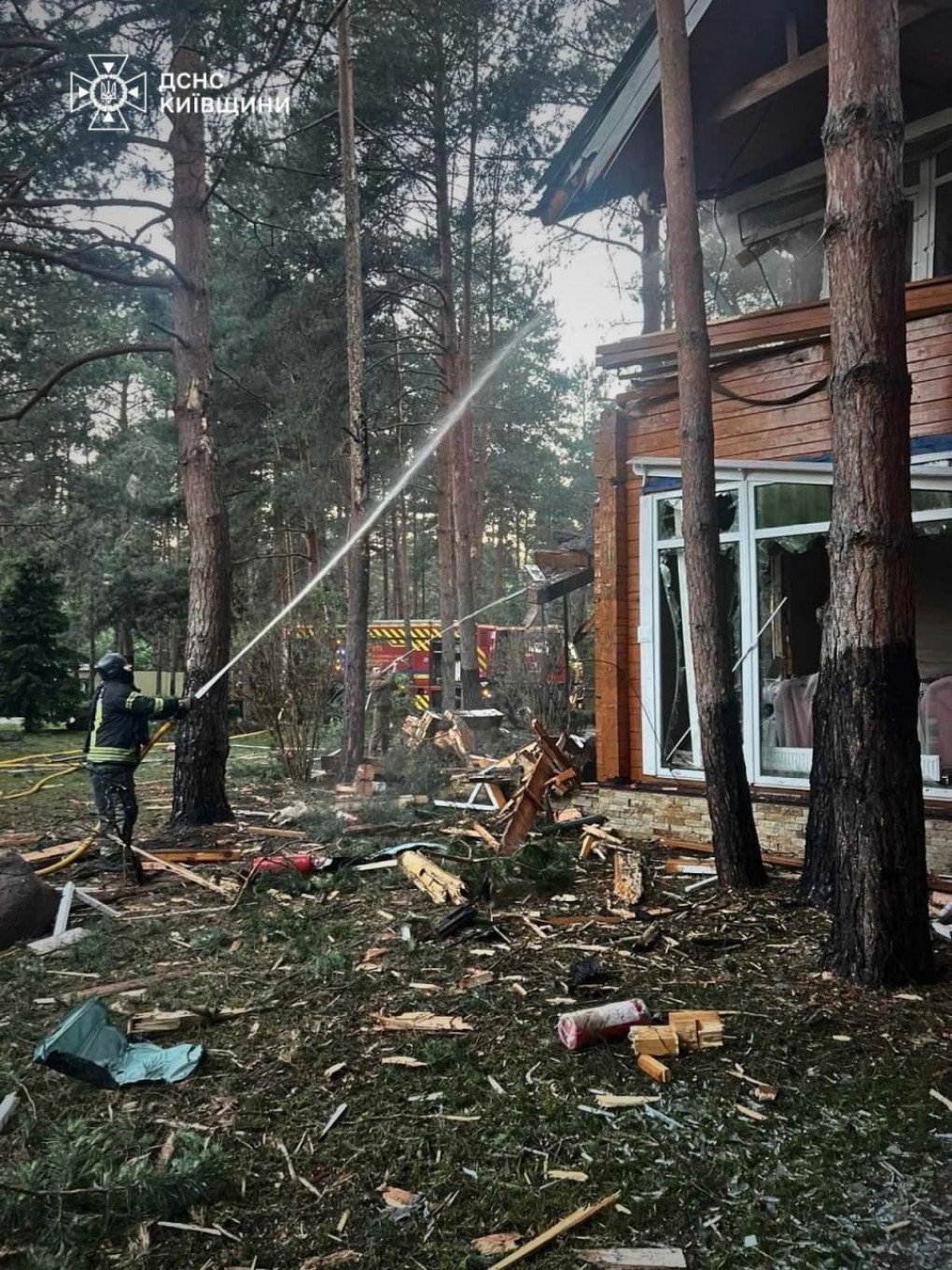 Un bombero extingue un incendio en una vivienda privada dañada en la región de Kyiv tras el ataque masivo ruso del 2 de junio de 2026. La región reportó incendios en viviendas, un terminal postal y vehículos. (Fuente: DSNS Kyiv region) Bombero extingue un incendio en una vivienda privada dañada en la región de Kyiv tras el ataque ruso del 2 de junio de 2026.