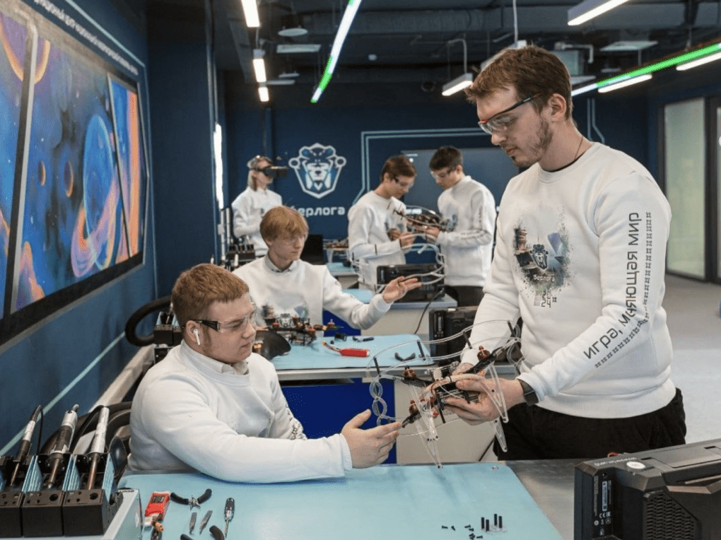 Screen capture from the official Berloga presentation showing a teacher guiding students through drone component assembly in the Berloga lab. (Photo: open source). Screen capture from the official Berloga presentation showing a teacher guiding students through drone component assembly in the Berloga lab. (Photo: open source).