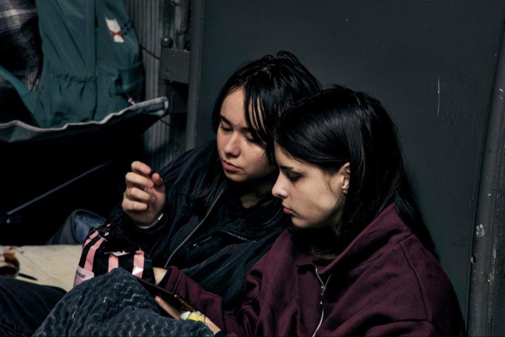 Two Kyiv teenagers take shelter in a metro station, tens of meters underground. Kyiv, Ukraine, October 6, 2026 (Photo: Louis Beaudemont/UNITED24 Media)