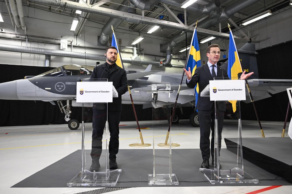 Swedish Prime Minister Ulf Kristersson and Ukrainian President Volodymyr Zelensky hold a joint press conference in Linköping after signing a deal for up to 150 Saab Gripen fighter jets on October 22, 2025. (Source: Getty Images)