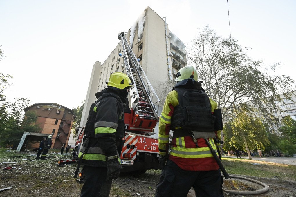 Los bomberos extinguen un incendio en un edificio residencial tras el ataque de un dron ruso en Kharkiv el 7 de julio de 2025. (Fuente: Getty Images) Los bomberos extinguen un incendio en un edificio residencial tras el ataque de un dron ruso en Kharkiv el 7 de julio de 2025. (Fuente: Getty Images)