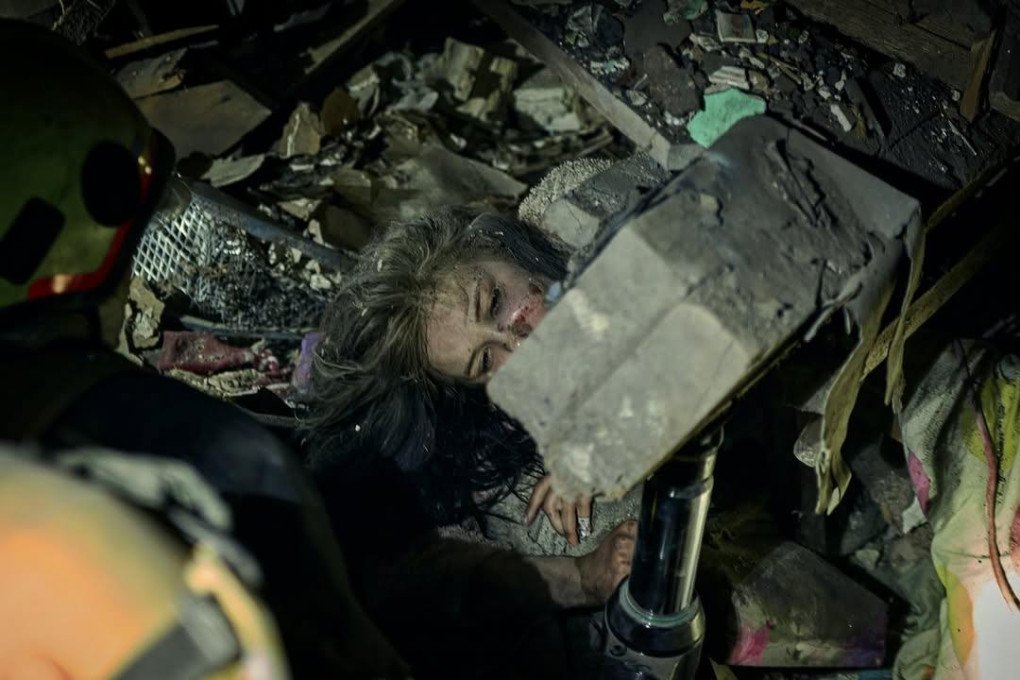 SES rescuers pulling an injured woman out of debris, April 24, 2025. (Source: libkos/Instagram) SES rescuers pulling an injured woman out of debris, April 24, 2025. (Source: libkos/Instagram)
