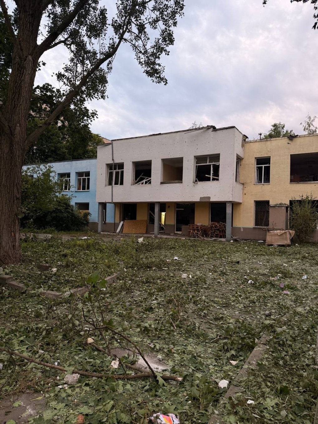 Una guardería y garajes alcanzados por un ataque ruso el 7 de julio de 2026. Kyiv, distrito de Podilskyi. (Fuente: UNITED24 Media / Illia Kabachynskyi). A kindergarten and garages hit by a Russian strike on July 7, 2026. Kyiv, Podilskyi district.