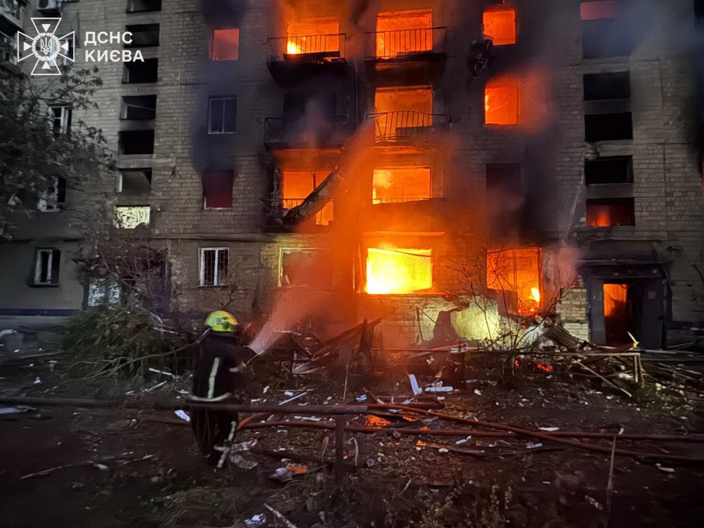 Un bombero trabaja en la extinción de un gran incendio en el interior de un edificio residencial donde varias viviendas resultaron afectadas durante el bombardeo ruso. (Foto: Servicio Estatal de Emergencias de Ucrania) Un bombero trabaja en la extinción de un gran incendio en el interior de un edificio residencial donde varias viviendas resultaron afectadas durante el bombardeo ruso. (Foto: Servicio Estatal de Emergencias de Ucrania)