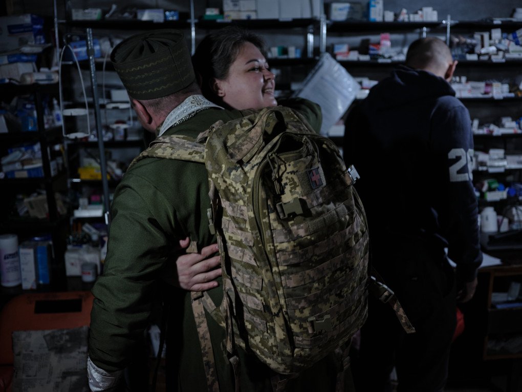 Visitando los médicos de combate. Foto: Joshua Olley