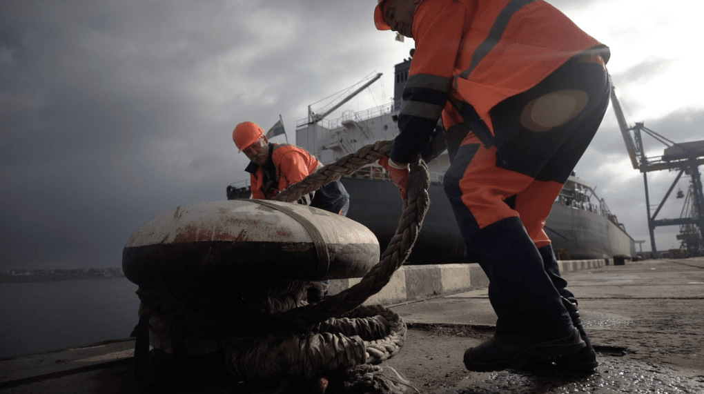 Workers securing mooring lines at the port. Photo: Ukrainian Sea Ports Authority (USPA) Workers securing mooring lines at the port. Photo: Ukrainian Sea Ports Authority (USPA)