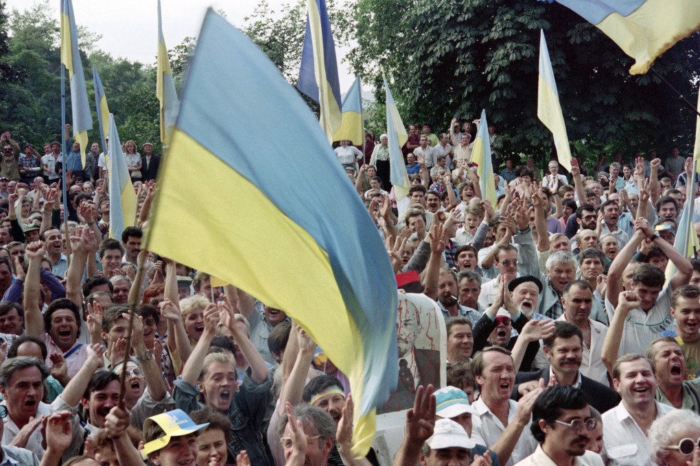 Ukrainians celebrate the independence of Ukraine in front of the Communist Party's central committee headquarters on August, 25, 1991, in Kiyv. (Photo by Anatoly Sapronenkov via Getty Images) Ukrainians celebrate the independence of Ukraine in front of the Communist Party's central committee headquarters on August, 25, 1991, in Kiyv. (Photo by Anatoly Sapronenkov via Getty Images)