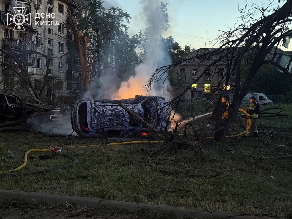 Varios bomberos extinguen un vehículo volcado que se incendió a causa de los ataques rusos con misiles y drones. (Foto: Servicio Estatal de Emergencias de Ucrania.) Varios bomberos extinguen un vehículo volcado que se incendió a causa de los ataques rusos con misiles y drones. (Foto: Servicio Estatal de Emergencias de Ucrania.)