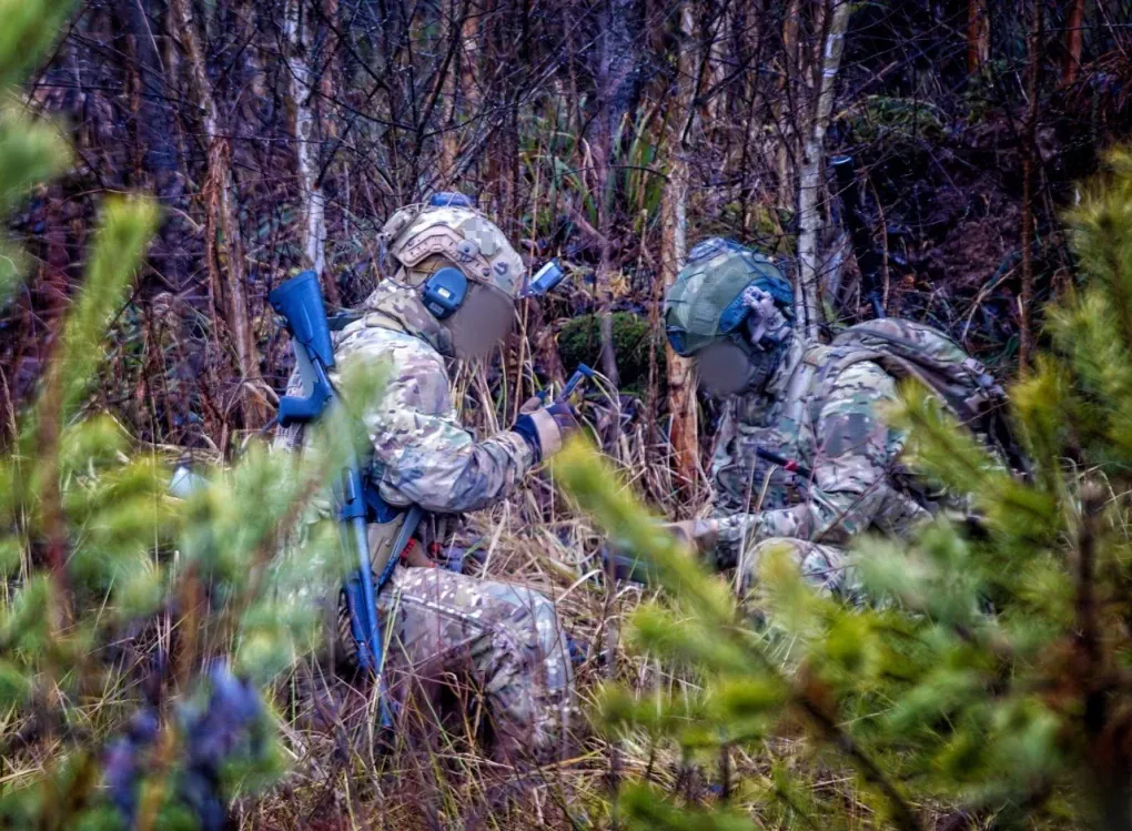 Russian competitors in the military tactical shooting competition are using Benelli M4 shotguns.