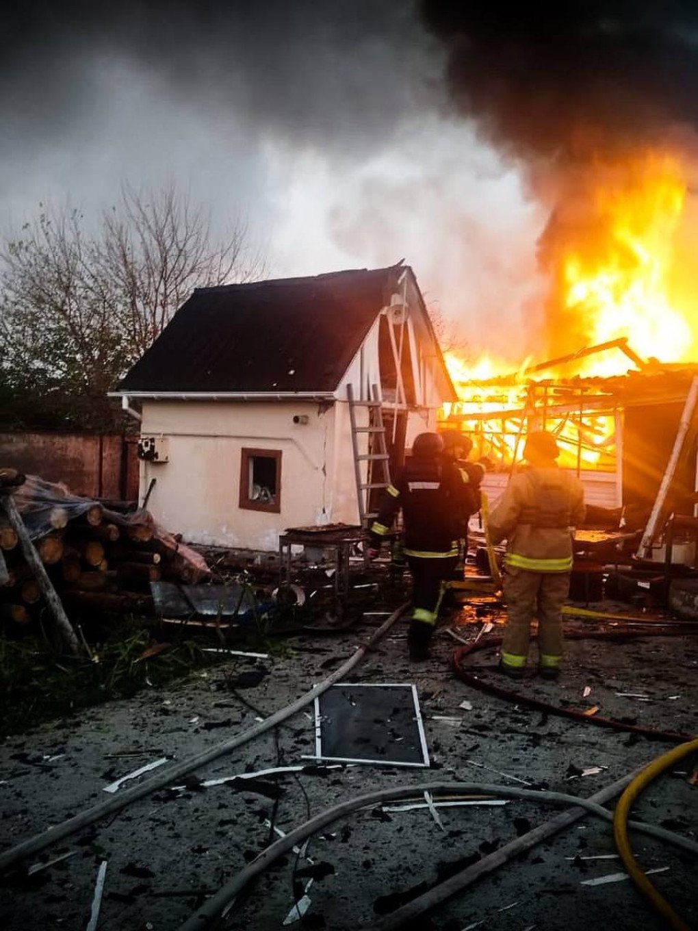 Consecuencias de un ataque aéreo ruso en Zaporiyia, donde al menos 13 personas resultaron heridas, el 22 de octubre de 2025. (Fuente: SES)