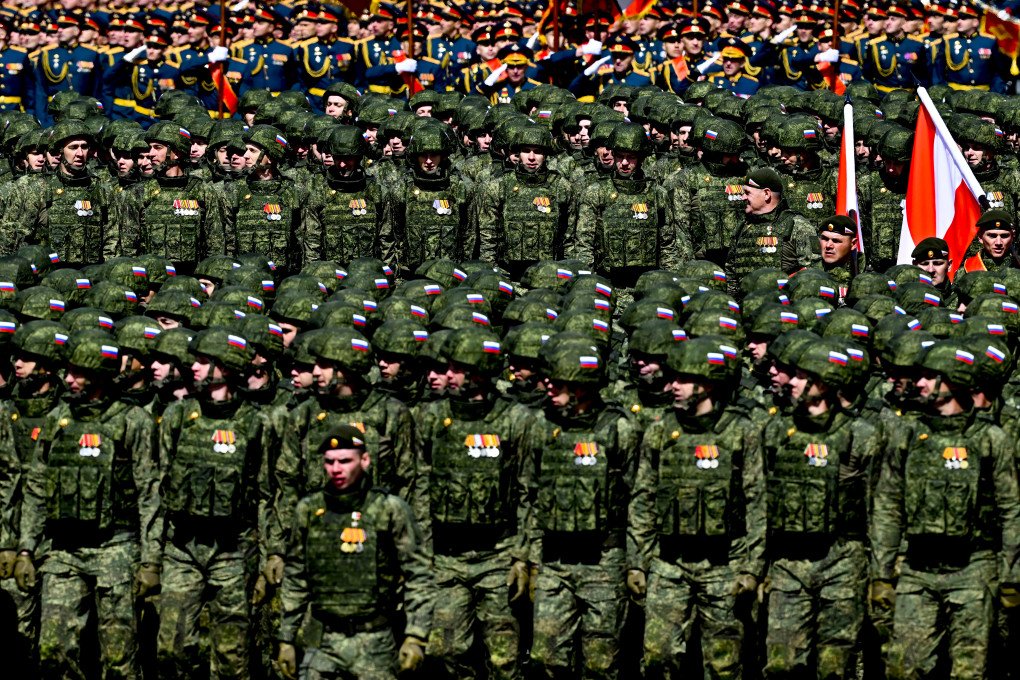 Desfile militar en la Plaza Roja como parte de las celebraciones del 80 aniversario del Día de la Victoria, en Moscú, Rusia, el 9 de mayo de 2025. (Foto de Sefa Karacan/Anadolu vía Getty Images)