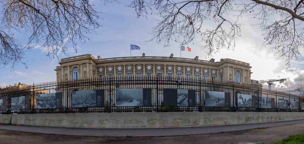 Photographs by Ukrainian documentary photographer Oleksandr Glyadyelov displayed on the gates of the Quai d’Orsay in Paris as part of the exhibition “Looking at Ukraine,” February 2026. (Photo: French Institute)