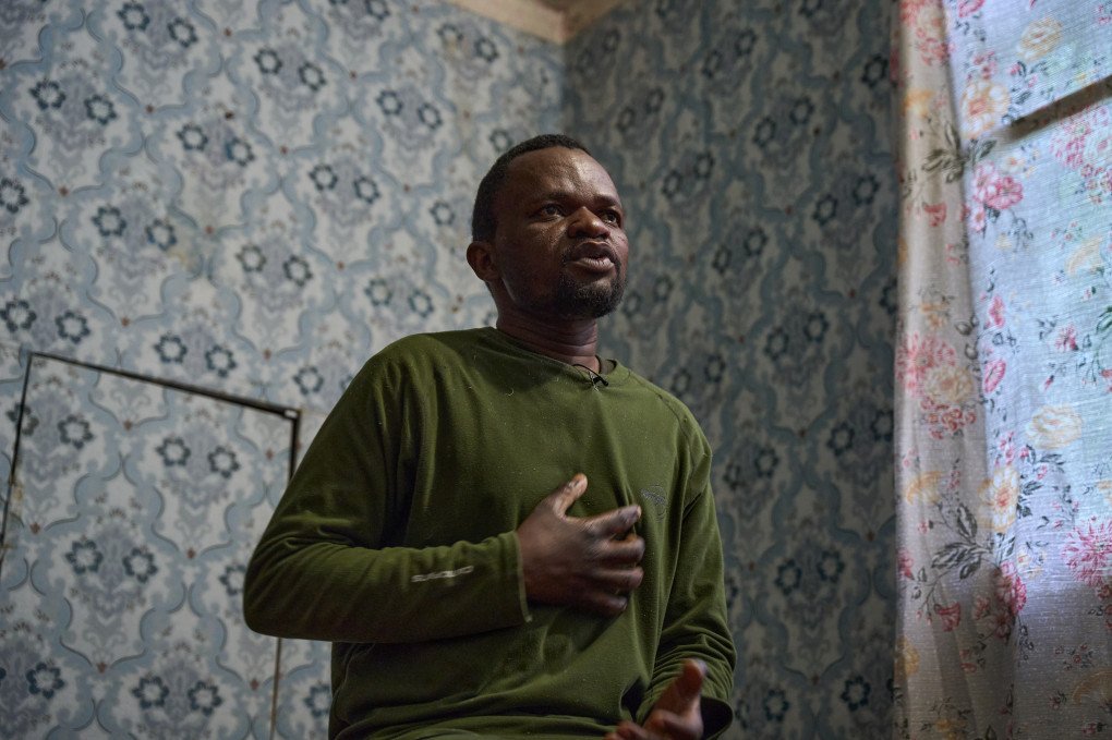 Tatenda Tarwire, a prisoner of war from Zimbabwe, explains the systemic deception used by Russian agents to recruit African foreign nationals. Tarwire revealed that the financial compensation promised by his recruiters was never paid—a fraudulent practice he notes is widely faced by other African recruits trapped in the Russian military. (Photo: Mykyta Shandyba / UNITED24 Media) Zimbabwean POW Tatenda Tarwire gestures with his hand on his chest during an interview, explaining how a Russian agent tricked him into signing a military contract for the Russo-Ukrainian war and withheld his promised salary.