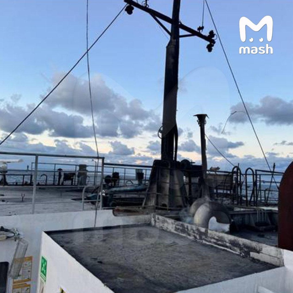 Se ven marcas de humo y daños estructurales cerca de la sección del mástil del buque, lo que sugiere un impacto o incendio en la cubierta superior. (Fuente: Mash) Se ven marcas de humo y daños estructurales cerca de la sección del mástil del buque, lo que sugiere un impacto o incendio en la cubierta superior. (Fuente: Mash)