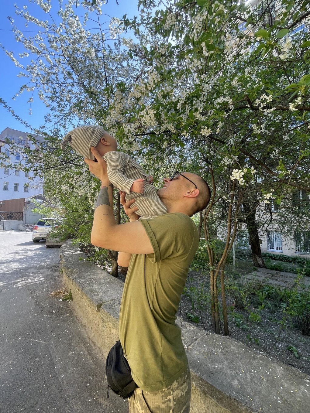 Artist and anarchist David Chichkan holding his son. The photo was posted by David’s wife Anya Wtikenwneider with the following description: Also, David was a wonderful father, he loved our son so gently, was so attentive to him. It’s a pity their time together was so brief. Source: anya.wtikenwneider/Facebook
