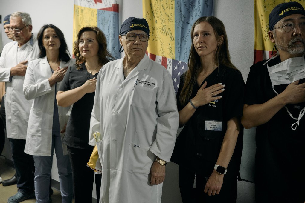 Un equipo de médicos canadienses, estadounidenses y ucranianos se reúne en el pasillo del hospital antes de comenzar las cirugías como parte de la sexta Misión "Enfrenta el Futuro". Foto: Josh Olley/ UNITED24 Media