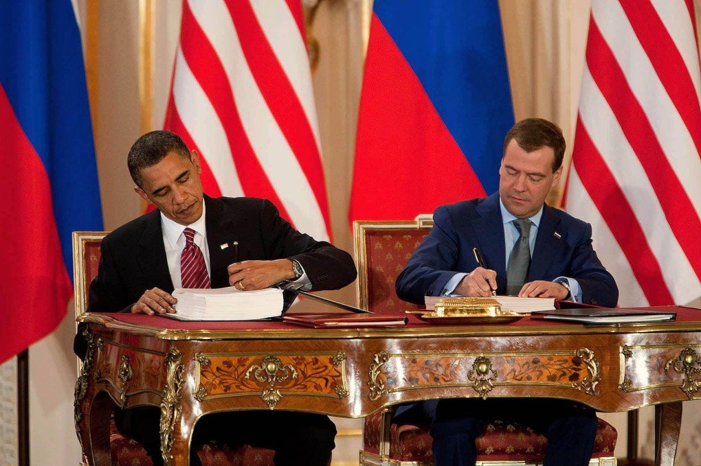 Barack Obama and Dmitry Medvedev sign the New START treaty at Prague Castle, 8 April 2010 – the accord that lapsed on 5 February 2026. (Photo: Official White House Photo by Chuck Kennedy, via Wikimedia Commons)