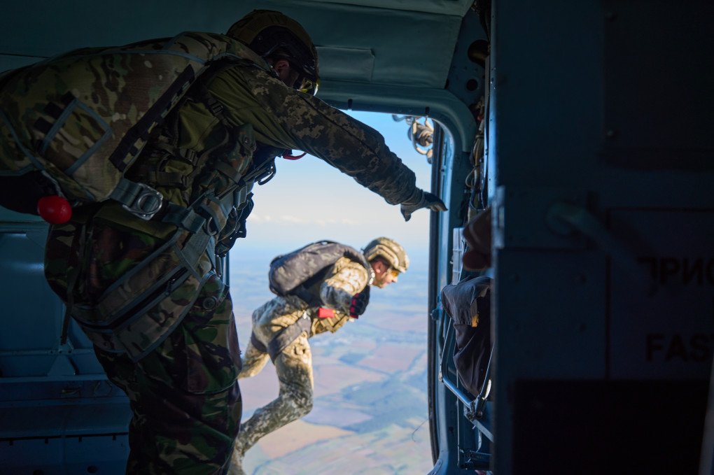 Training parachute jumps from a helicopter. Each soldier’s jump is monitored and secured by an onboard crew member. October 2024. (Photo: Mykyta Shandyba, UNITED24 Media)