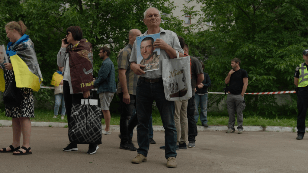 Oleksandr is looking for his son Yurii. Photo: UNITED24 Media Oleksandr is looking for his son Yurii. Photo: UNITED24 Media