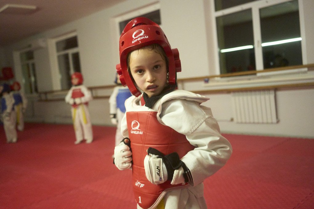 Uliana tiene 7 años y ama el Taekwondo: “No nos rendiremos; somos irrompibles”. Foto de Josh Olley, UNITED24 Media.