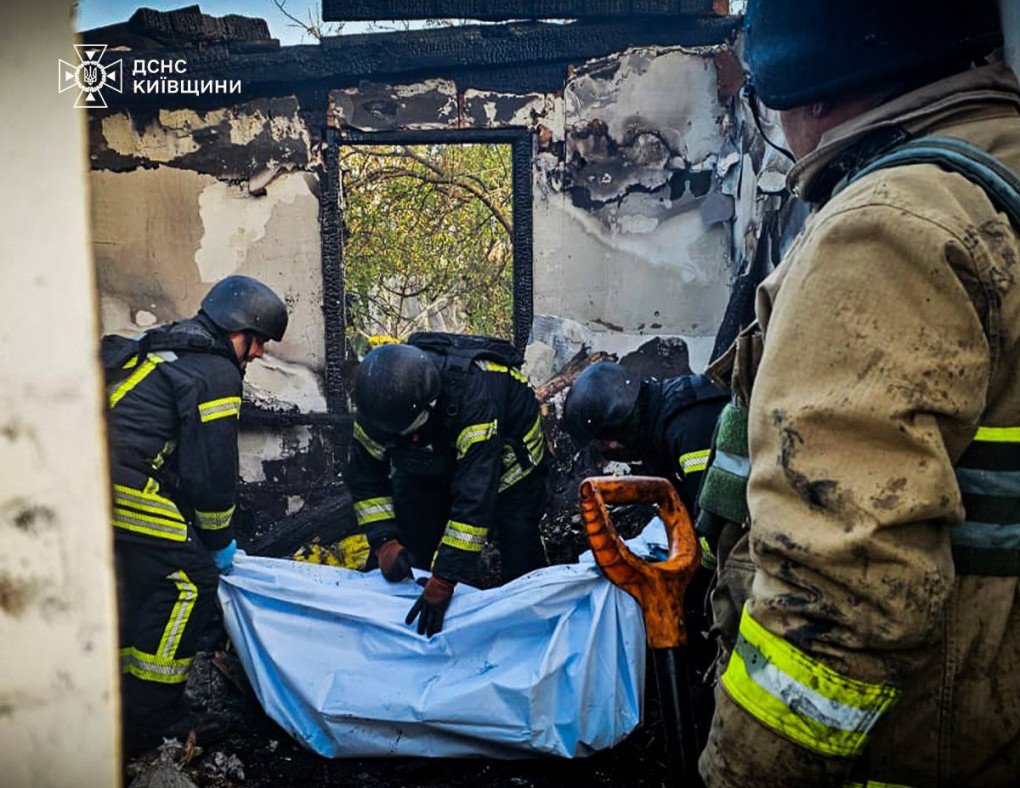 Los rescatistas sacan el cuerpo de un civil de una casa residencial después de un ataque aéreo combinado ruso en la región de Kiev, el 22 de octubre de 2025. (Fuente: SES)