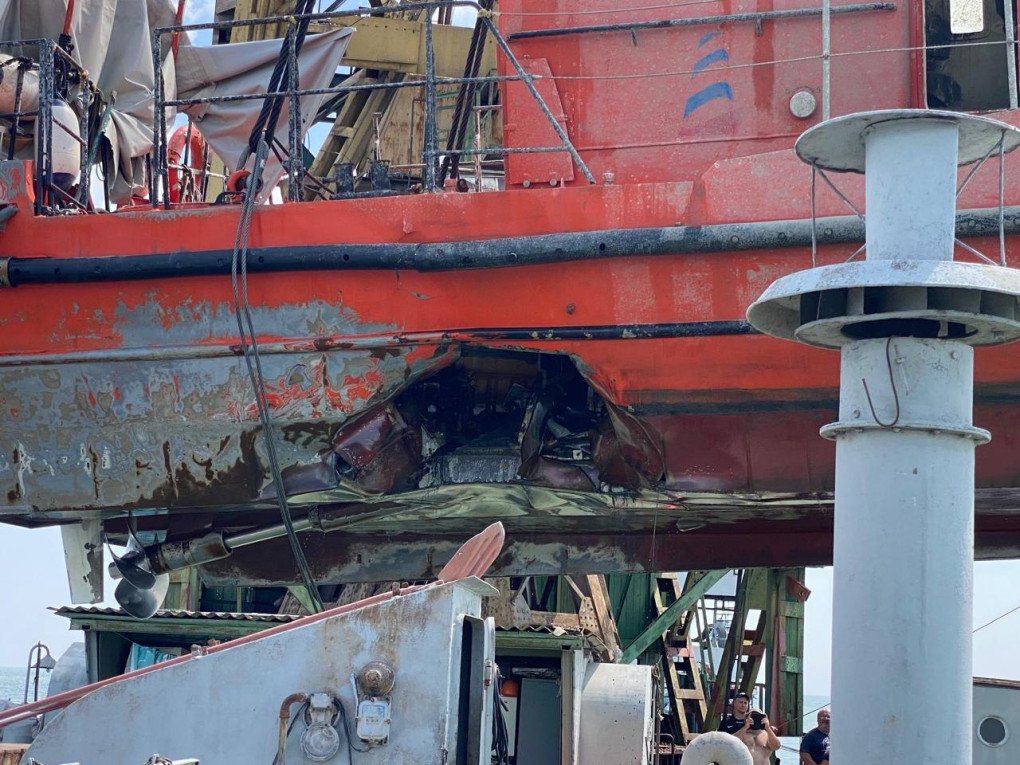 The hull of the tugboat shows extensive damage from the attack. Photo: Ukrainian Sea Ports Authority (USPA)