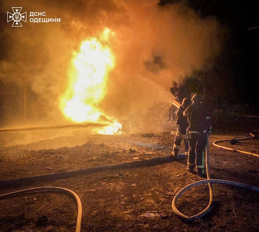 Los bomberos del Servicio Estatal de Emergencias de Ucrania combaten un incendio en una planta energética en la región de Odesa durante los ataques nocturnos con drones. (Fuente: DSNS)