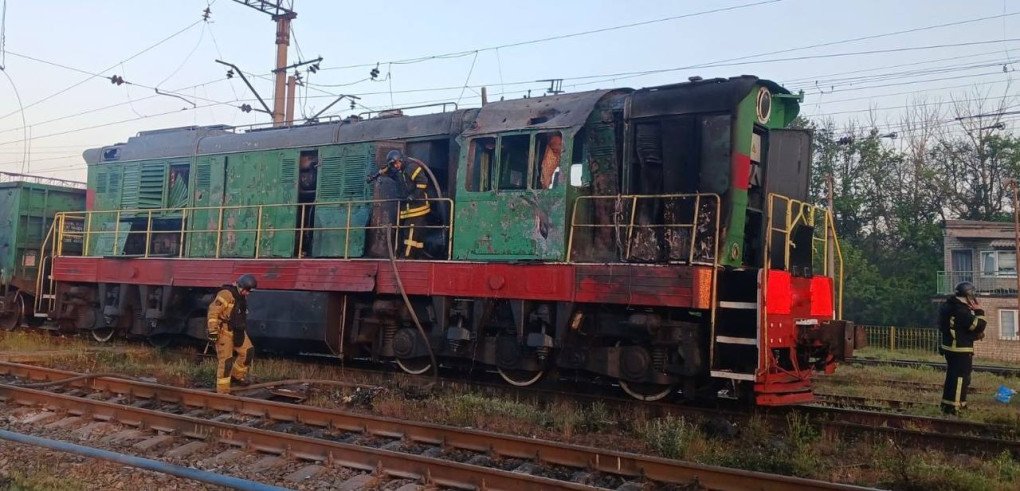 Consecuencias de un ataque con drones rusos contra una locomotora ucraniana en la región de Dnipropetrovsk, 12 de mayo de 2026. (Fuente: ZelenskyyUa/X)